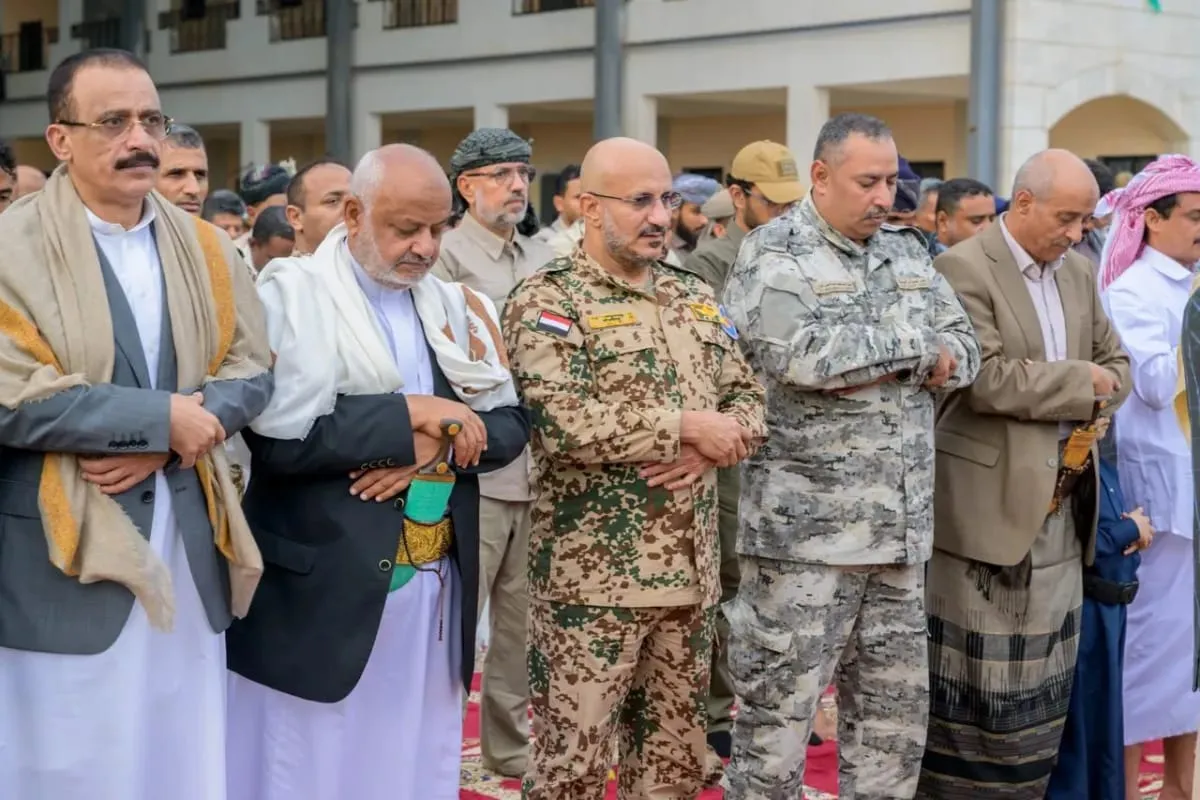 شاهد | من خنادق الجبهات .. طارق صالح بزيه العسكري يشارك المواطنين صلاة العيد ويهاجم المشروع الإيراني ويؤكد: "استعادة الدولة غايتنا"