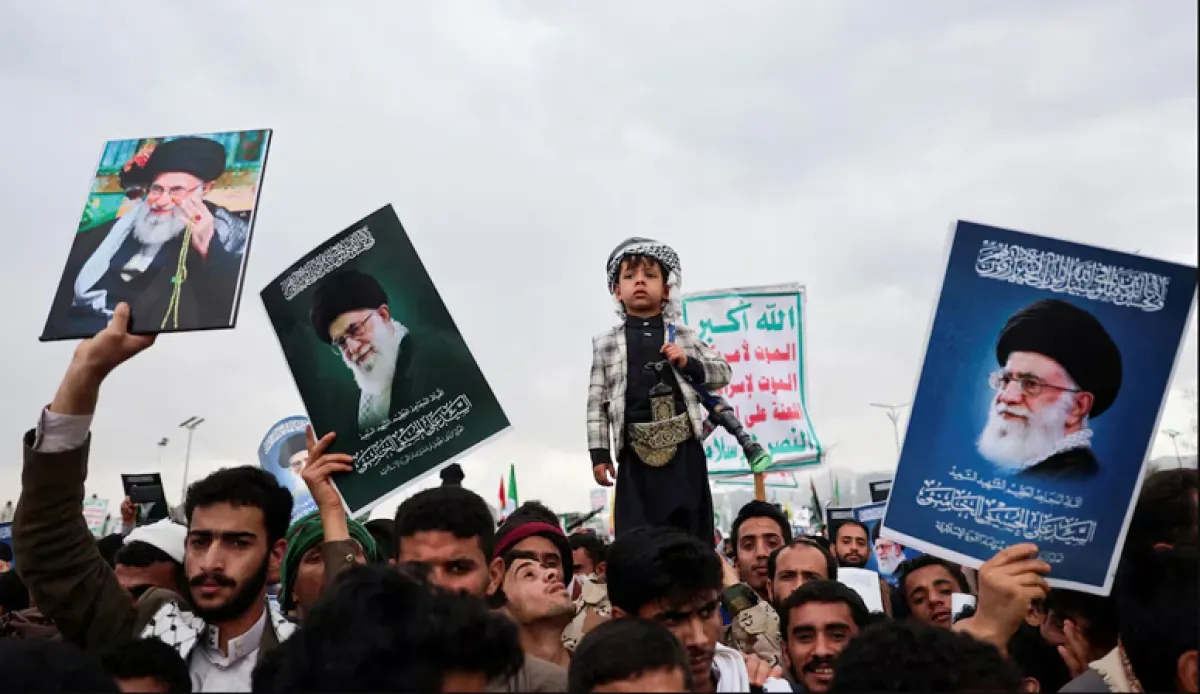 الحوثيون يلوحون بإشعال الملاحة الدولية لدعم إيران