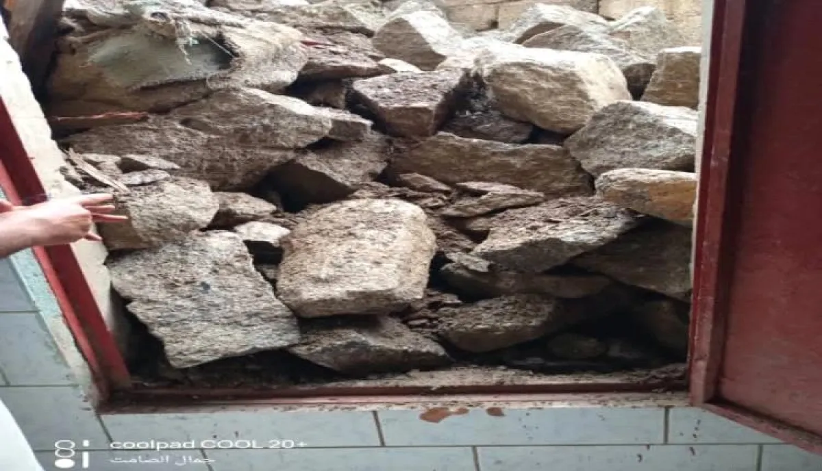 في تعز | كارثة كادت تتحول لمجزرة .. انهيار جدار يدفن منازل ويترك 13 طفلا وامرأة على حافة الموت