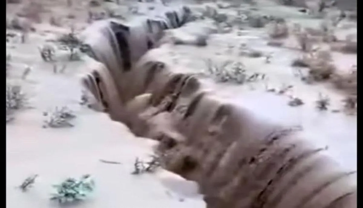 شاهد | مشهد مرعب.. الأرض تنشق فجأة وسط منطقة بتعز والسكان يفرون خشية الانهيار | صورة وتفاصيل