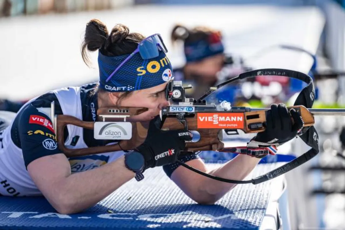 جوليا سيمون تتوج بطلة فرنسا للبياتلون برمي مثالي في سباق الإثارة