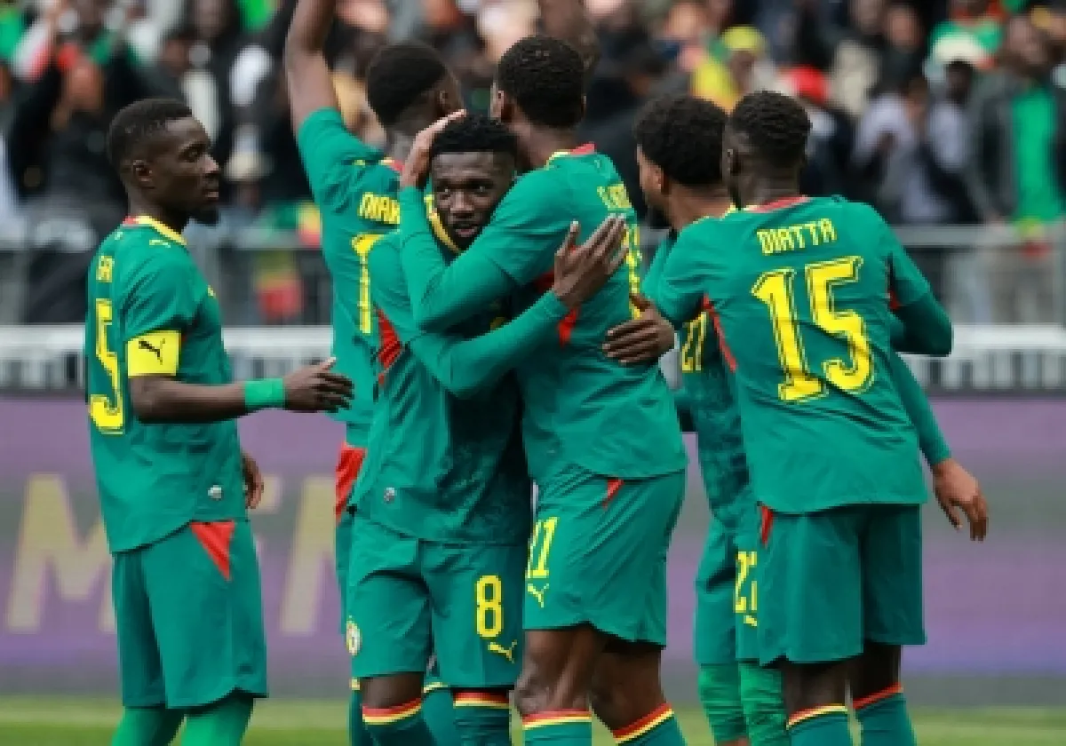 السنغال تستعرض كأس أفريقيا رغم سحب اللقب.. وفوز ودي على بيرو استعداداً للمونديال