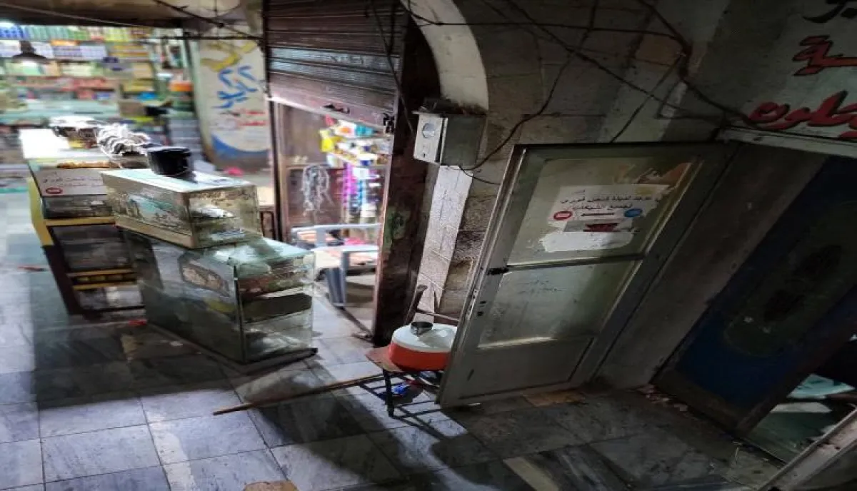 جريمة قتل وحشية تهز تعز.. سفاح عائد من السجن يذبح شاب داخل سوق المركزي