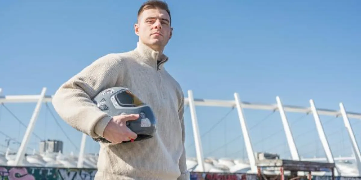 بطل زلاجة أوكراني يحول الحرب إلى فن وصمود في كييف