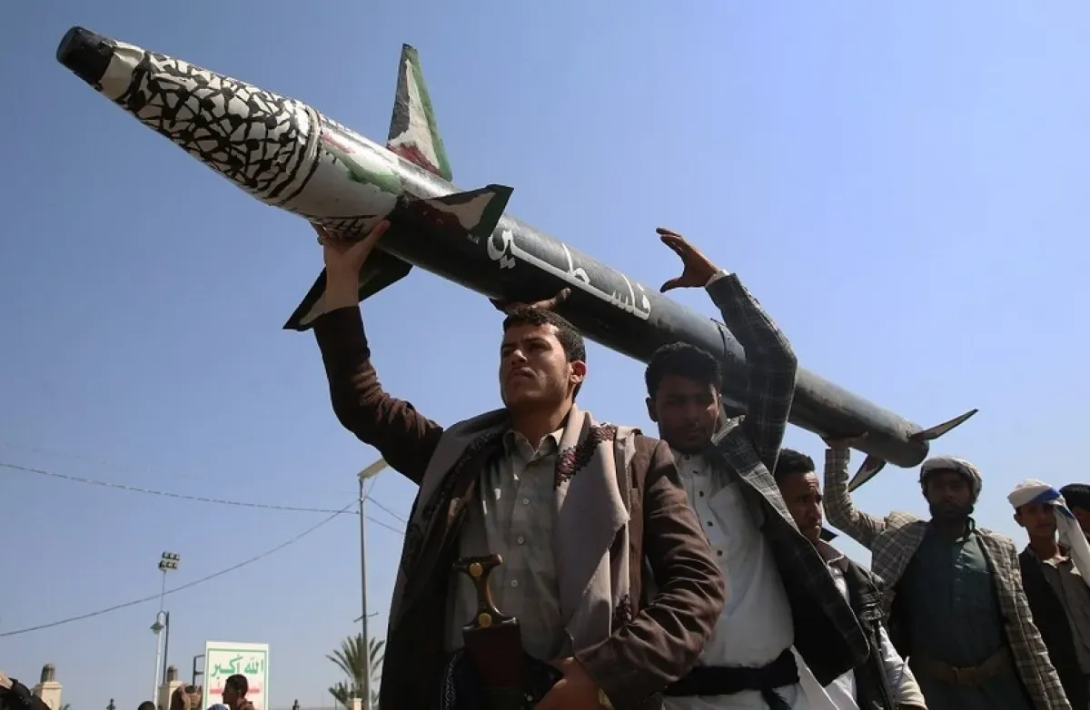 "وول ستريت جورنال": ذعر في "هرم الكهنوت".. قيادات الحوثي تتوارى عن الأنظار وتلجأ للكهوف خشية "المقصلة" الإسرائيلية