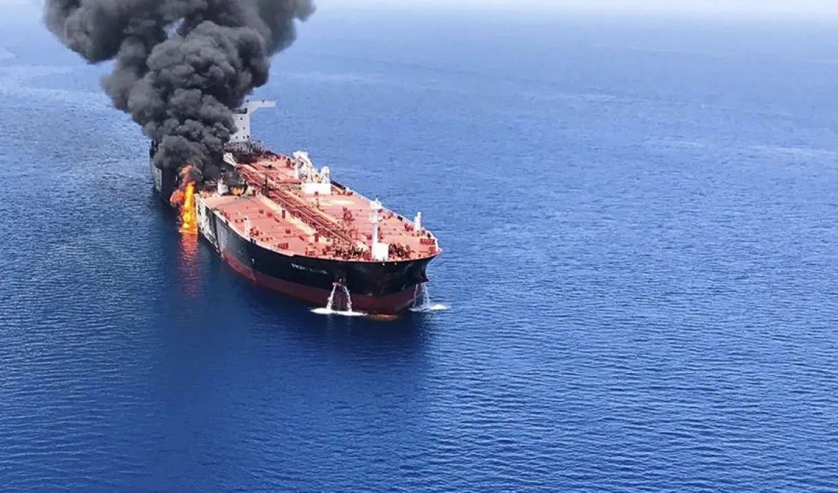 تحليل دولي: الحوثي جزء من منظومة إيرانية لتمويل الإرهاب عبر "رسوم عبور" بحرية