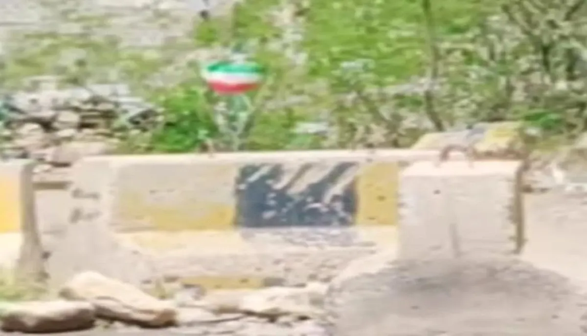 اليمن و "سيادة مستباحة"| راية "الولي الفقيه" في قلب تعز  .. الحوثيون يستبدلون علم اليمن بعلم إيران