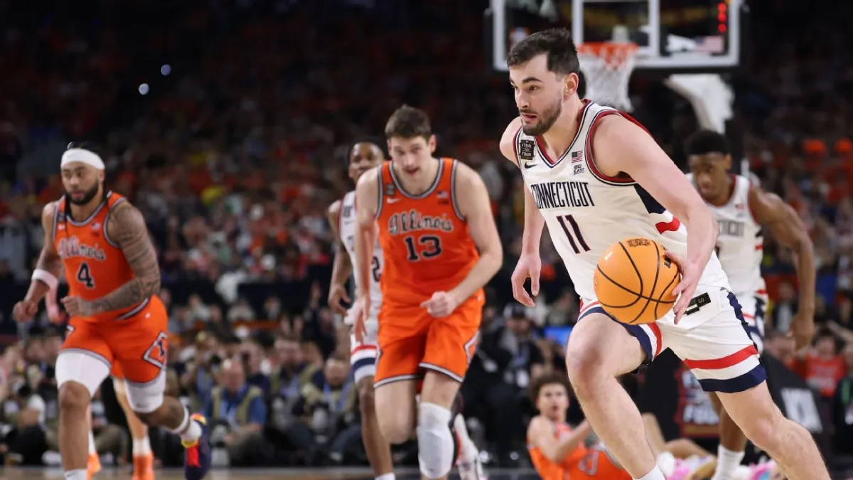 كونيتيكت إلى النهائي: مولينز يقود الهاسكي بثقة نحو اللقب