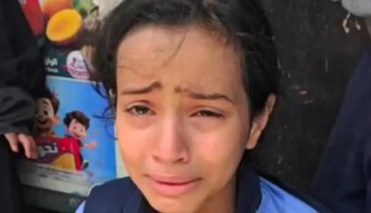 شاهد | "رأيتُ دمه يتناثر".. صرخة طفلة من تعز تزلزل اليمن بعد إعدام شقيقها برصاص قناص حوثي