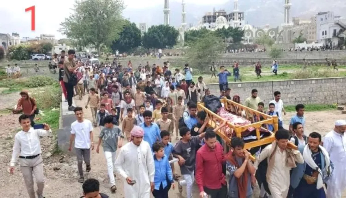 في تعز .. تشييع حاشد لجثمان طفل اغتاله الحوثيون أثناء عودته من المدرسة