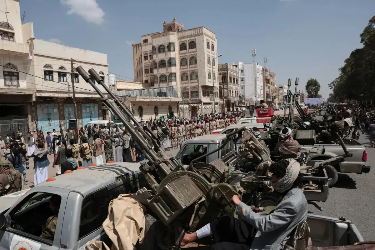 تحليل أمريكي: استنزاف القدرات الحوثية يفسر عدم استهداف الممرات الدولية