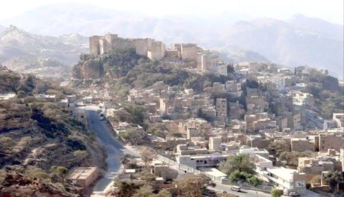 تمردٌ في "المحويت": شابٌ يُحرق مركبة مشرف حوثي انتقاماً لتدنيس حرمة المساجد وحبس المصلين