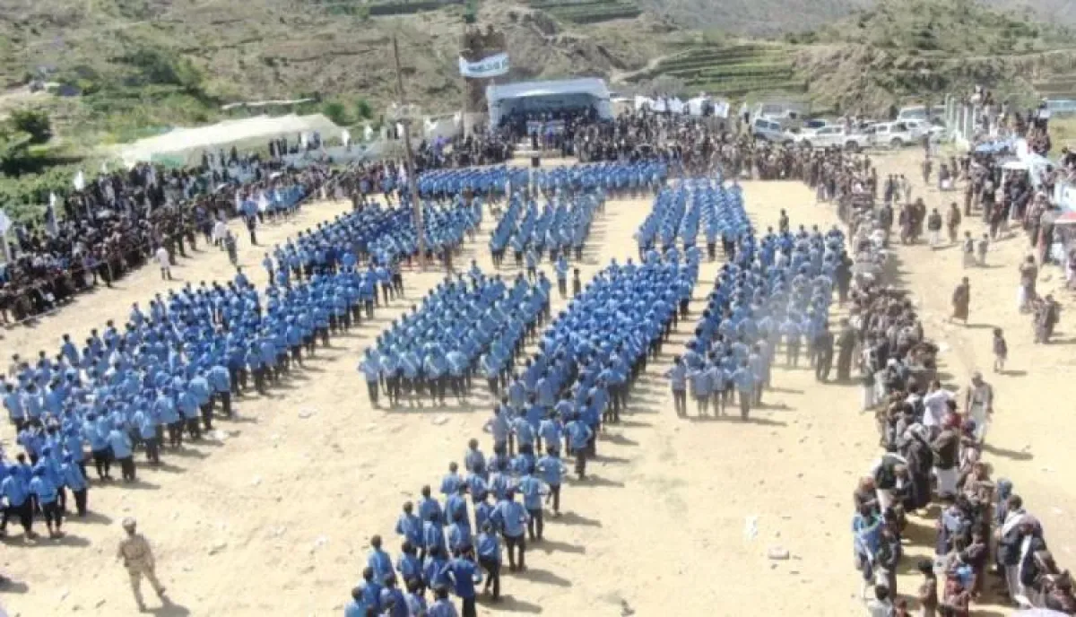 شاهد | خناجر في خاصرة الطفولة.. "إب" تقاوم مخططات التطييف الحوثي وتدفق "التعبئة" إلى المدارس | صورة تكشف كيف يجند الحوثيين طلاب المدارس بالقوة