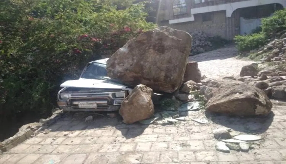 شاهد انهيار صخري فوق سيارة مدنية في تعز | صورة مخيفة