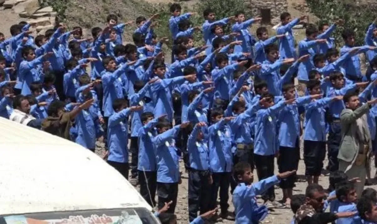 في اليمن | نقابة المعلمين تحذر من المراكز الصيفية الحوثية: أدوات لتجنيد الأطفال وغسل عقولهم