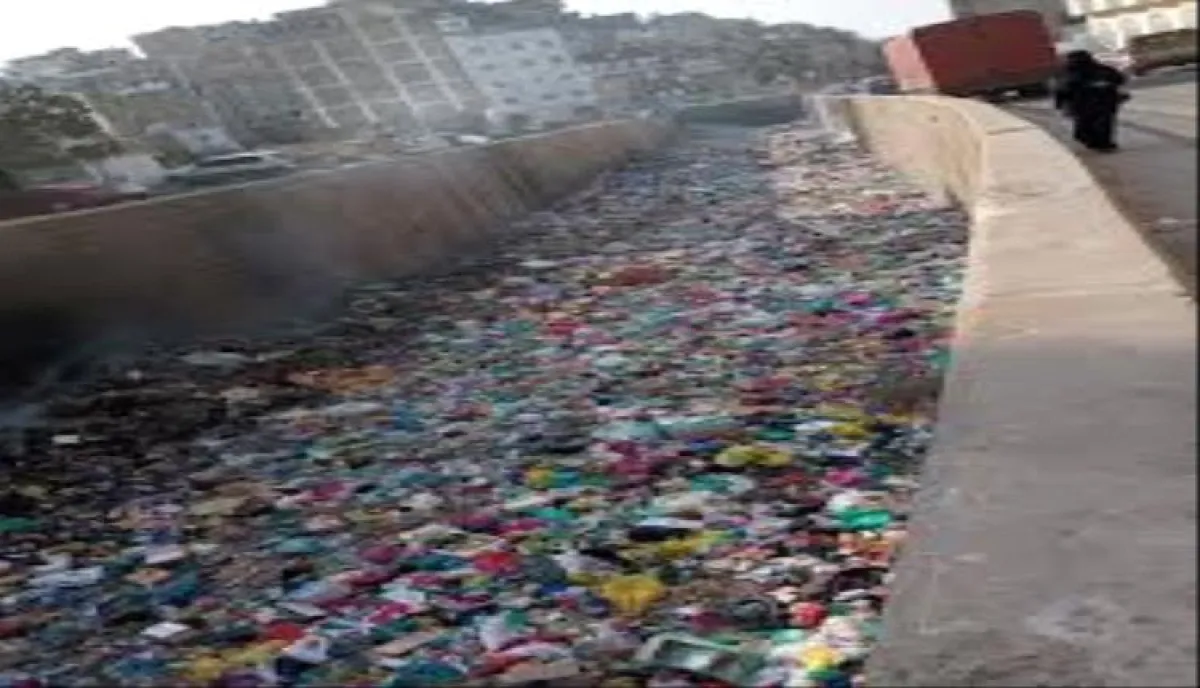 شاهد | كارثة بيئية وصحية تضرب تعز وتتزايد بفعل تفشي البلطجة والفوضى | تفاصيلها