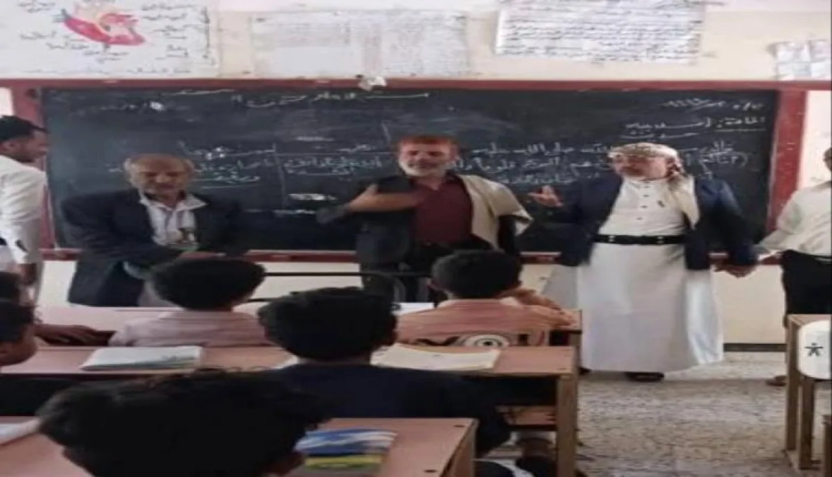 التفكيك الممنهج للتعليم | "سُخرة" تحت سياط الجوع.. غضب تربوي بصنعاء بعد قرار حوثي بخصم "أنصاف الرواتب" بذريعة الإجازة