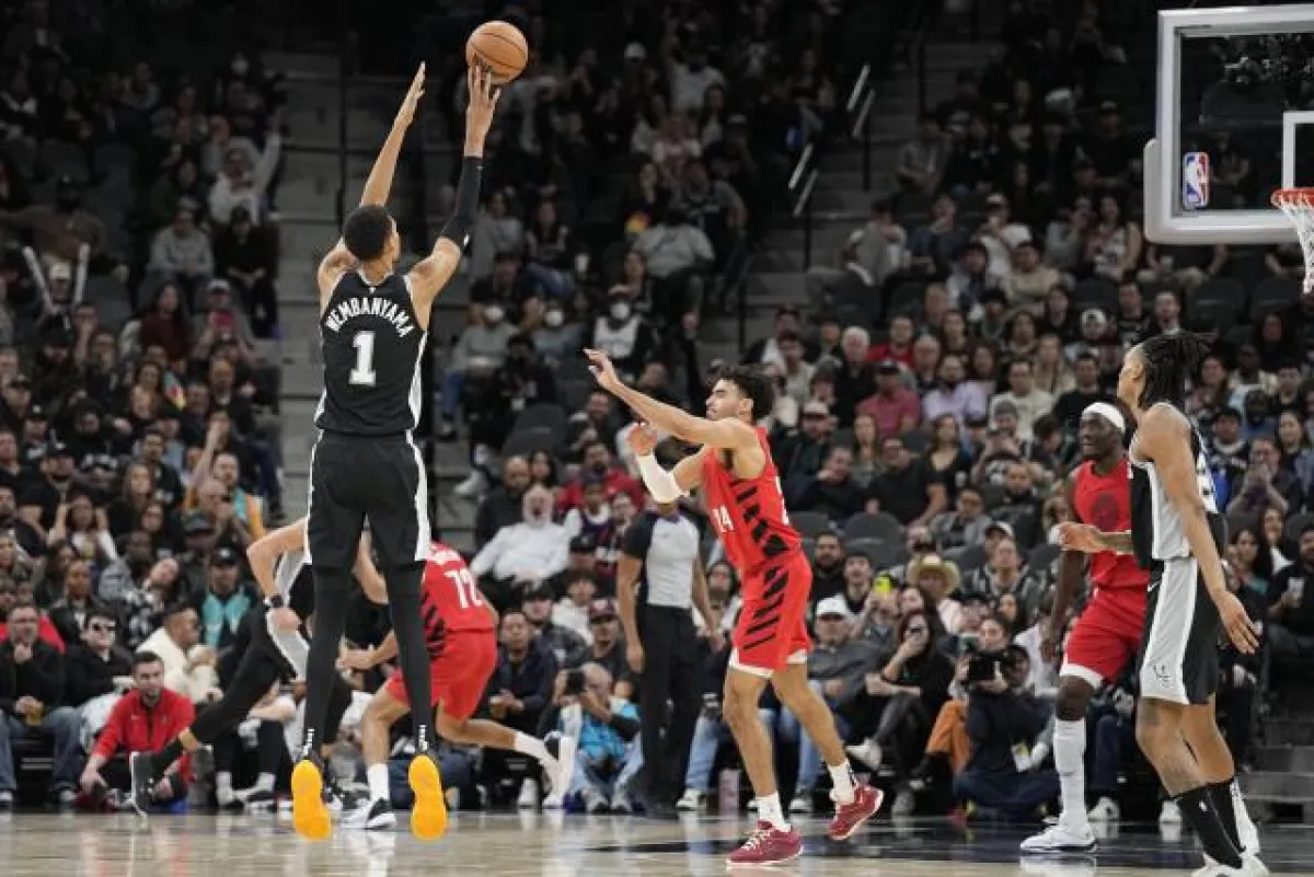 سبيرز يبدأ رحلة البلاي أوف ضد بليزرز في مواجهة نارية