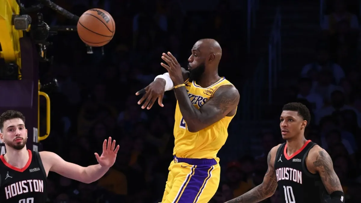 ليبرون جيمس يسطر التاريخ ويقود الليكرز للفوز.. وكينارد يشتعل