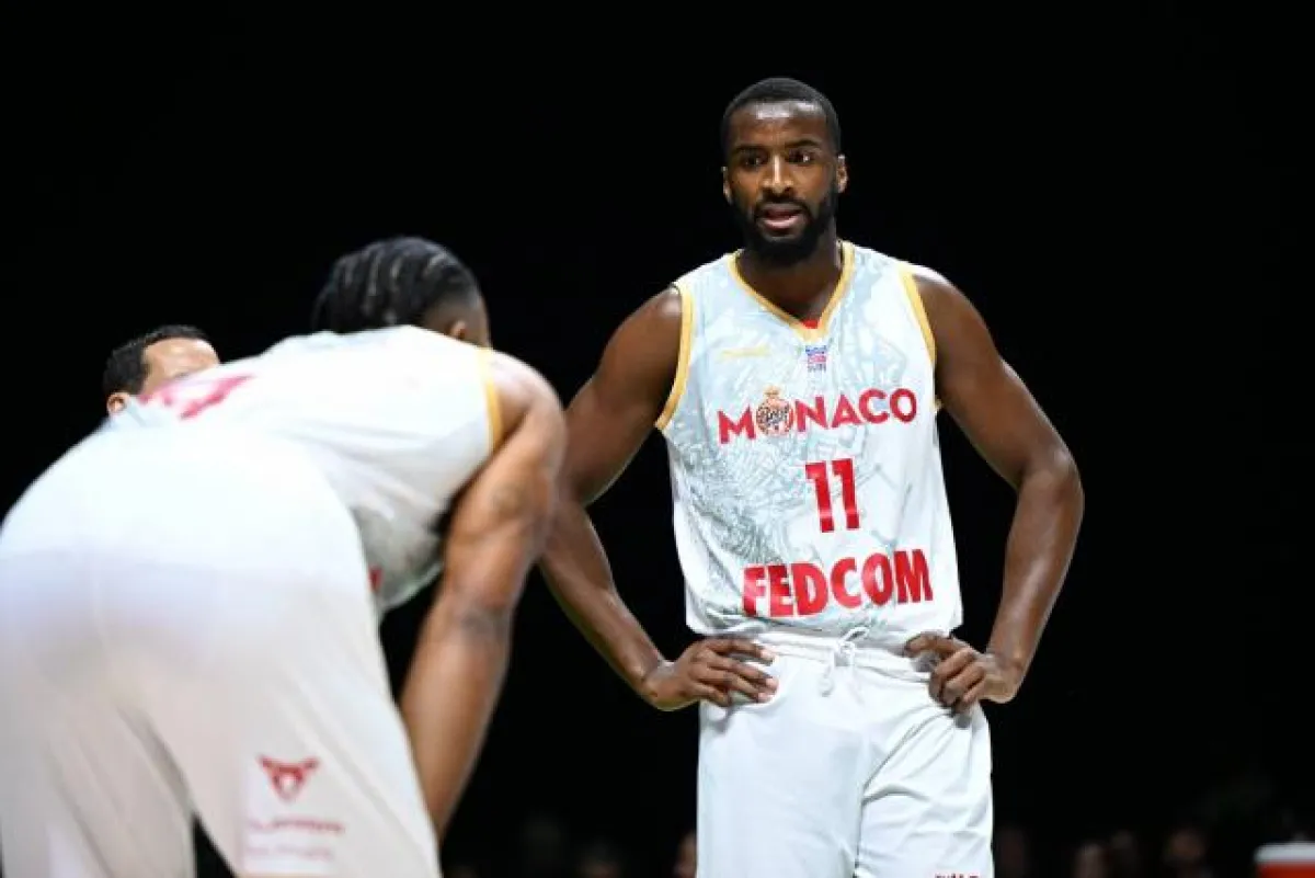 أسفيل تفاجئ موناكو المتصدر في قمة سلة النخبة رغم النقص العددي