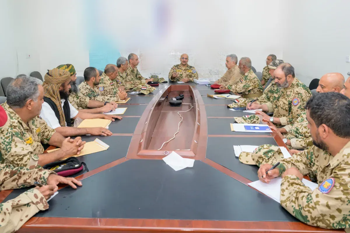 في المخا | ترأس اجتماع مع قادة الفرق العسكرية | طارق صالح :إنجاح البصمة الحيوية خطوة مفصلية لإصلاح القوات المسلحة
