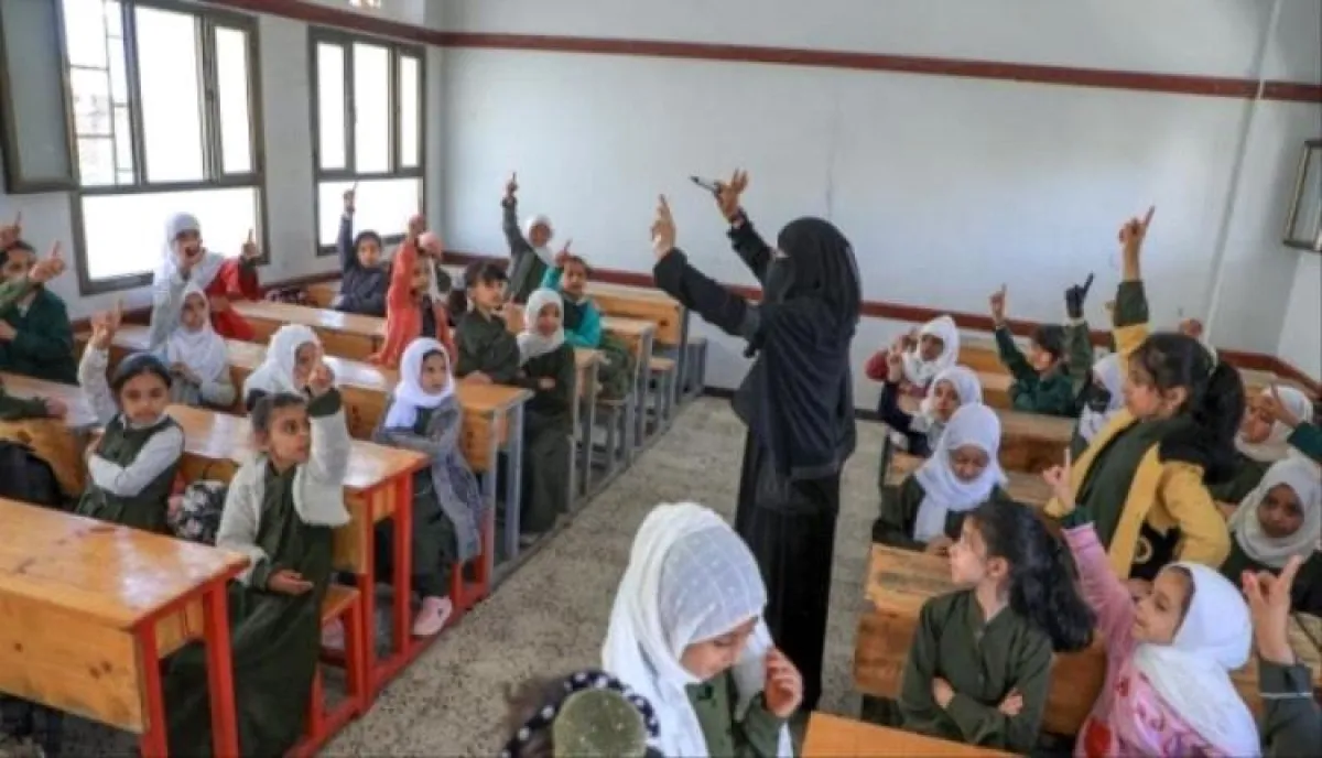 في اليمن | تصفية ممنهجة للتعليم.. نقابة المعلمين تفضح "سجل التوحش" الحوثي: 1629 انتهاكاً و20 ألف فصل تعسفي