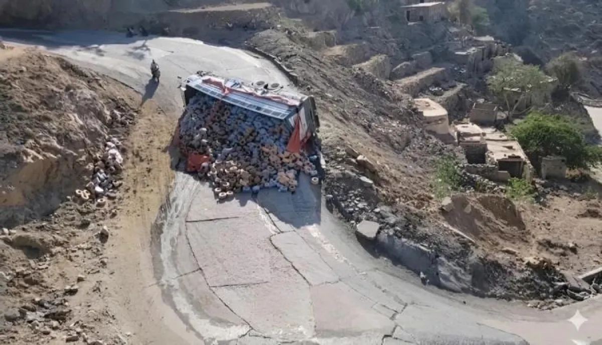 عقبة "الجن" و"ظمران".. فخاخ الموت تحصد الشاحنات | شريان تعز-لحج "خارج الخدمة".. انقلاب شاحنتين يغلق طريق "القبيطة" ويشل حركة النقل