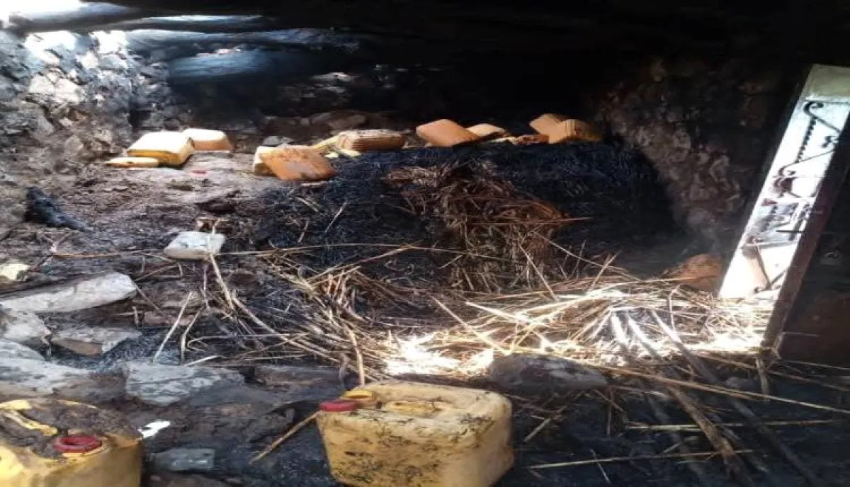 شاهد | فاجعة في "صبر الموادم".. انفجار بطارية يحيل منزلاً إلى رماد ويفتك بمصدر رزق أسرة ريفية بتعز