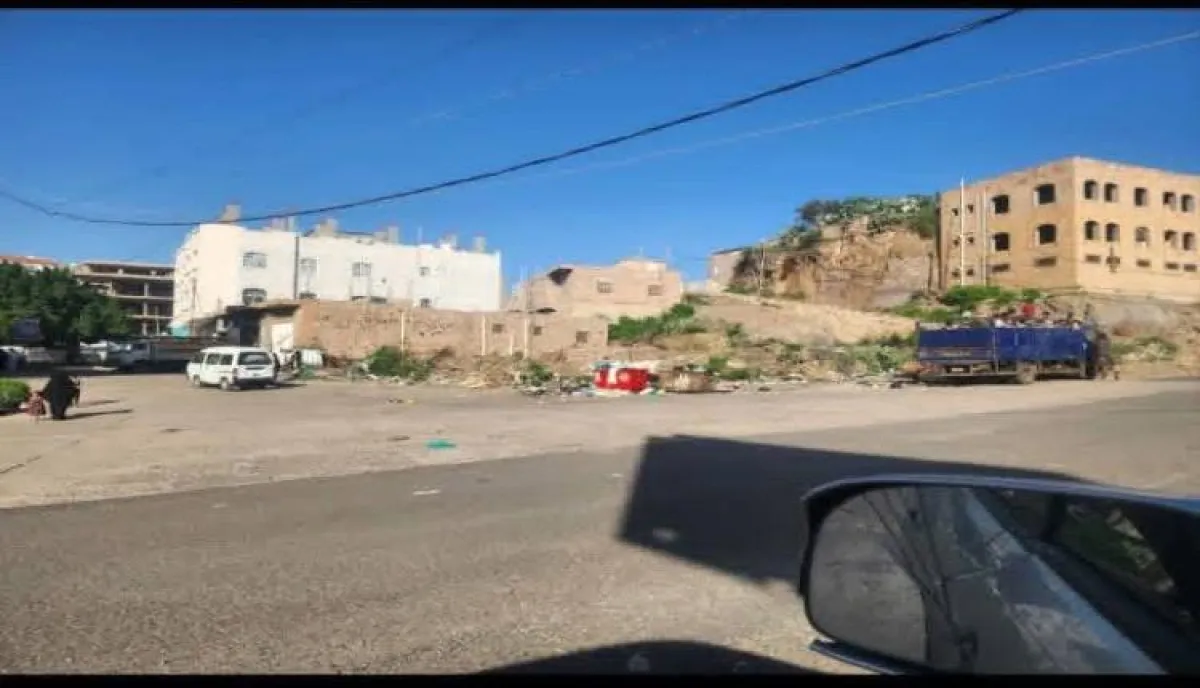في تعز .. مساعي لإقامة محطة غاز داخل حي سكني بالمدينة تثير مخاوف واسعة وتحذيرات من كارثة محتملة