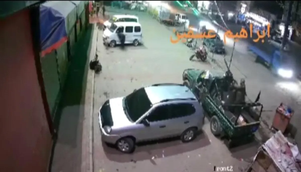 شاهد | عربدة المسلحين تضرب "قلب إب": فيديو يوثق اقتحام "ون مول" وتنكيل الحوثيين بالتجار واختطافهم