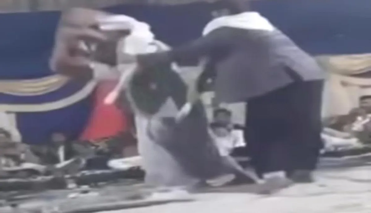 تحطيم "الفرح" بسلاح الاستعلاء | بسبب "عزلة الخطاب".. مشرف حوثي يقتحم حفل زفاف بصنعاء ويحطم معدات الصوت انتقاماً من تجاهل الحاضرين