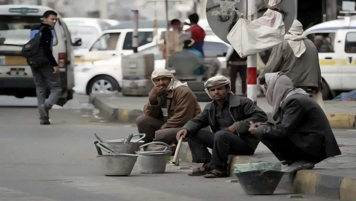 في عيدهم العالمي | عمال اليمن.. عقد من التنكيل والإفقار الممنهج للقوى العاملة