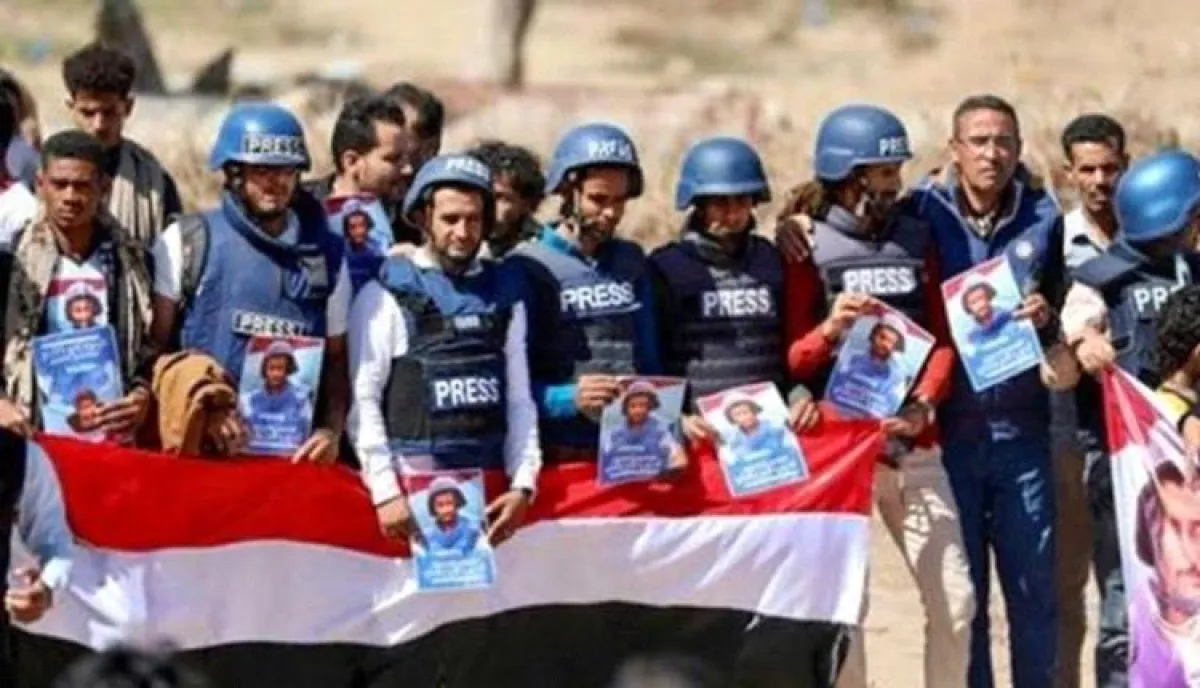 اليمن في يوم الصحافة العالمي: "بين مطرقة الحوثي وسندان الإخوان".. مأساة "فرسان الكلمة" في أخطر بيئات العمل الإعلامي