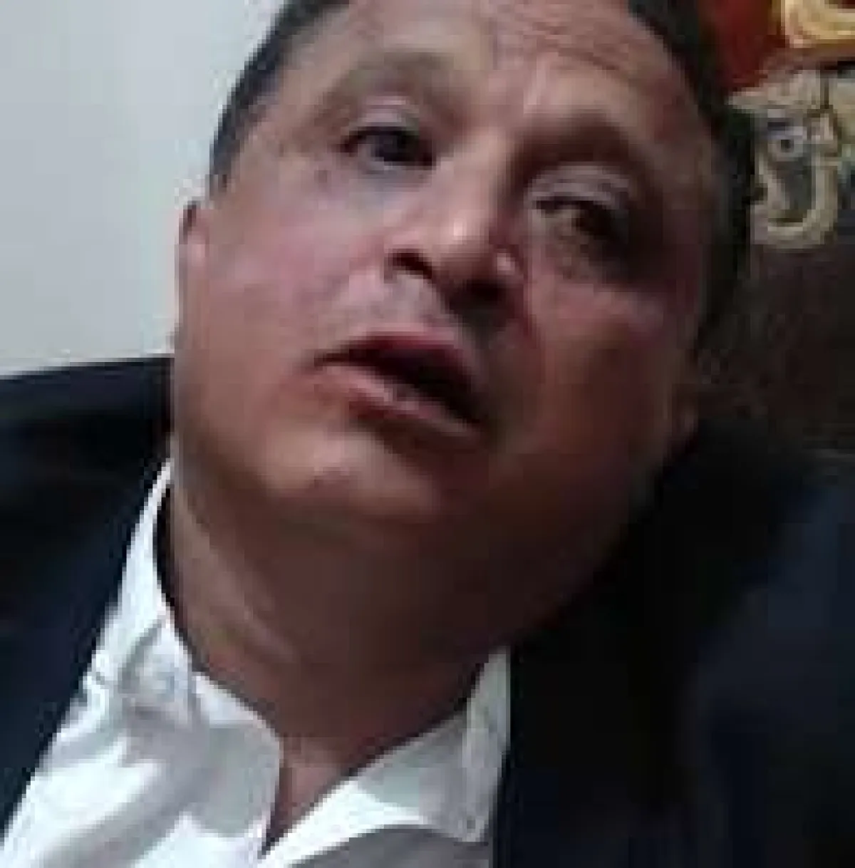 "ليلة الرعب في تعز".. اقتحام غرف نوم أسرة الصحفي مجلي الصمدي بـ "الرشاشات" والضحية يروي تفاصيل "يوم القيامة"