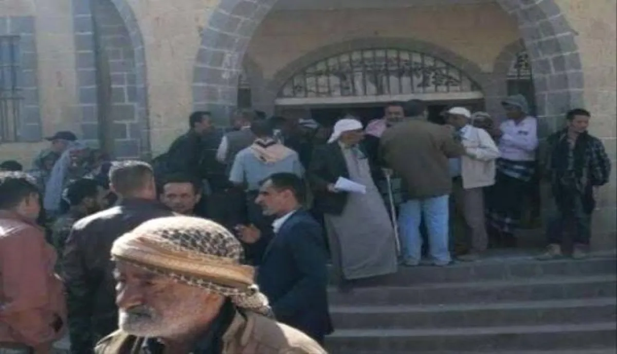 في تعز | اقتحام صادم للنيابة بالحجرية .. اعتداء دموي واختطاف مواطن يكشف تغول النفوذ على القضاء