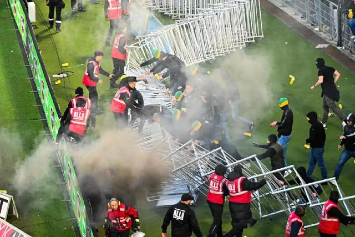اقتحام جماهيري يلغي مباراة نانت وتولوز في الدوري الفرنسي