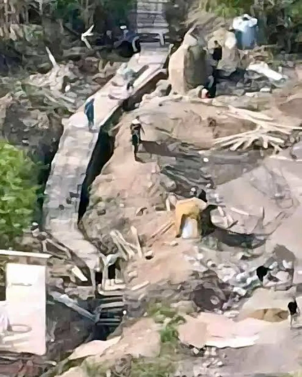 الحوبان بقرة الجبايات الحلوب وخلاطات الأسمنت تبني جدار الفصل العنصري| تعز تعود إلى نفق الحصار: مليشيا الحوثي تُغلق المنفذ الشرقي وتُحوّله إلى خط دفاعي وخنادق مسلحة