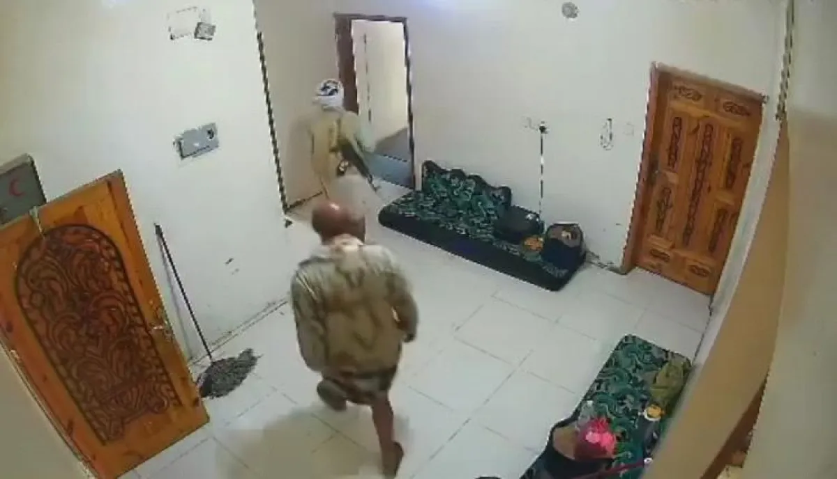 السطو بـ"قوة السلاح".. جباة الحوثي ينتهكون حرمة المنازل ويروّعون أطفال تاجر في إب