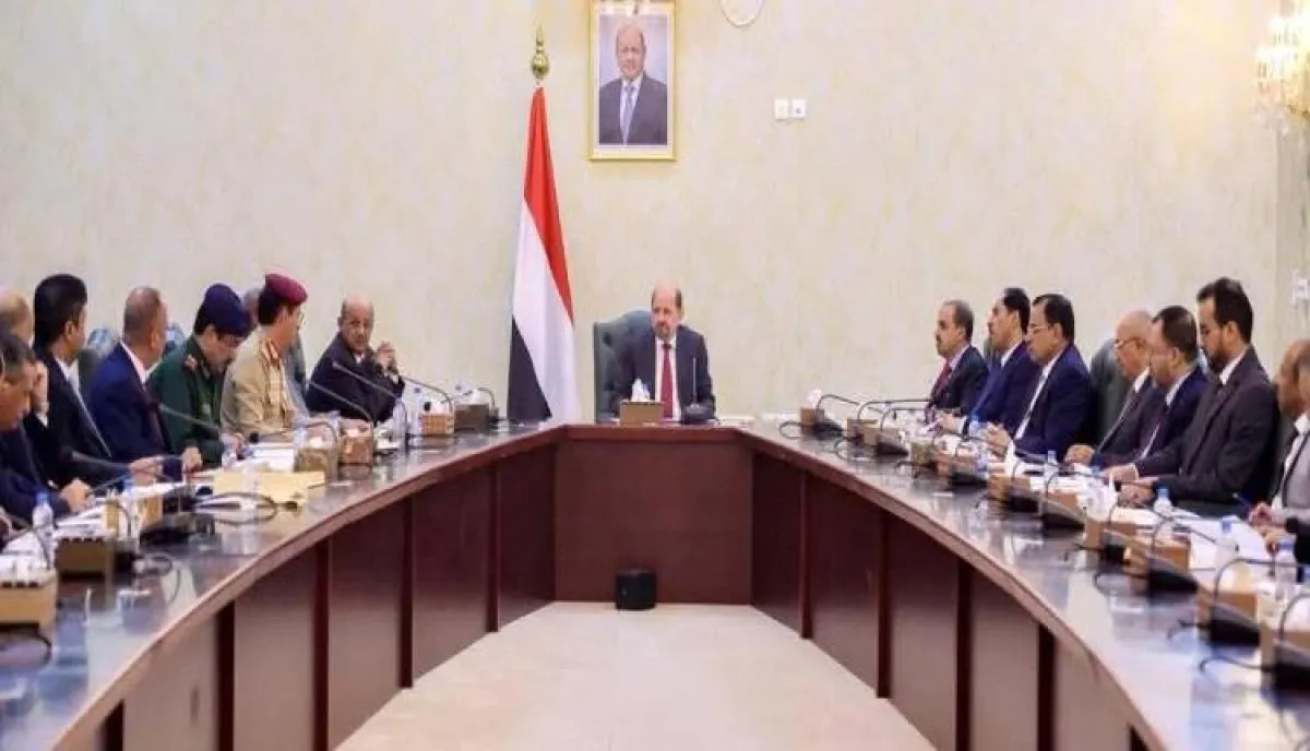 جريمة تجويع مكتملة الأركان | رواتبهم بالدولار والشعب يحاصره الجوع.. "الداعري" يفتح النار على حكومة الزنداني ويفكك قرار "الدولار الجمركي"