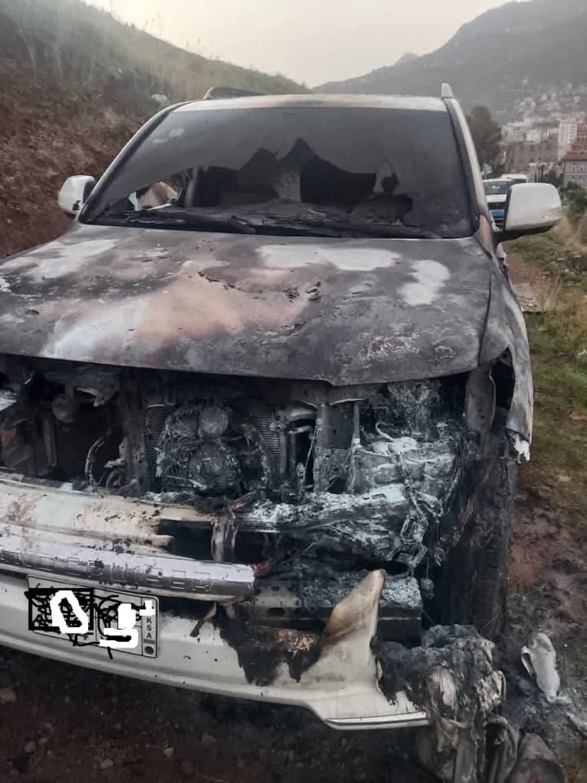 سباق الفوضى | تبخرت فرحة العيد.. أيادٍ آثمة تحرق سيارة مغترب يمني فور وصوله إلى "إب" وسط فوضى أمنية عارمة