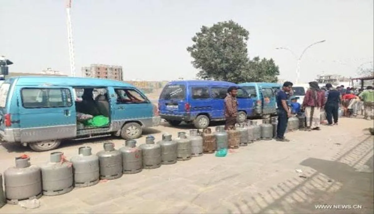 غاز عدن في "السوق السوداء": أزمة خانقة تضرب العاصمة والمحافظات المحررة وسط اتهامات بـ"تهريب الحصص"