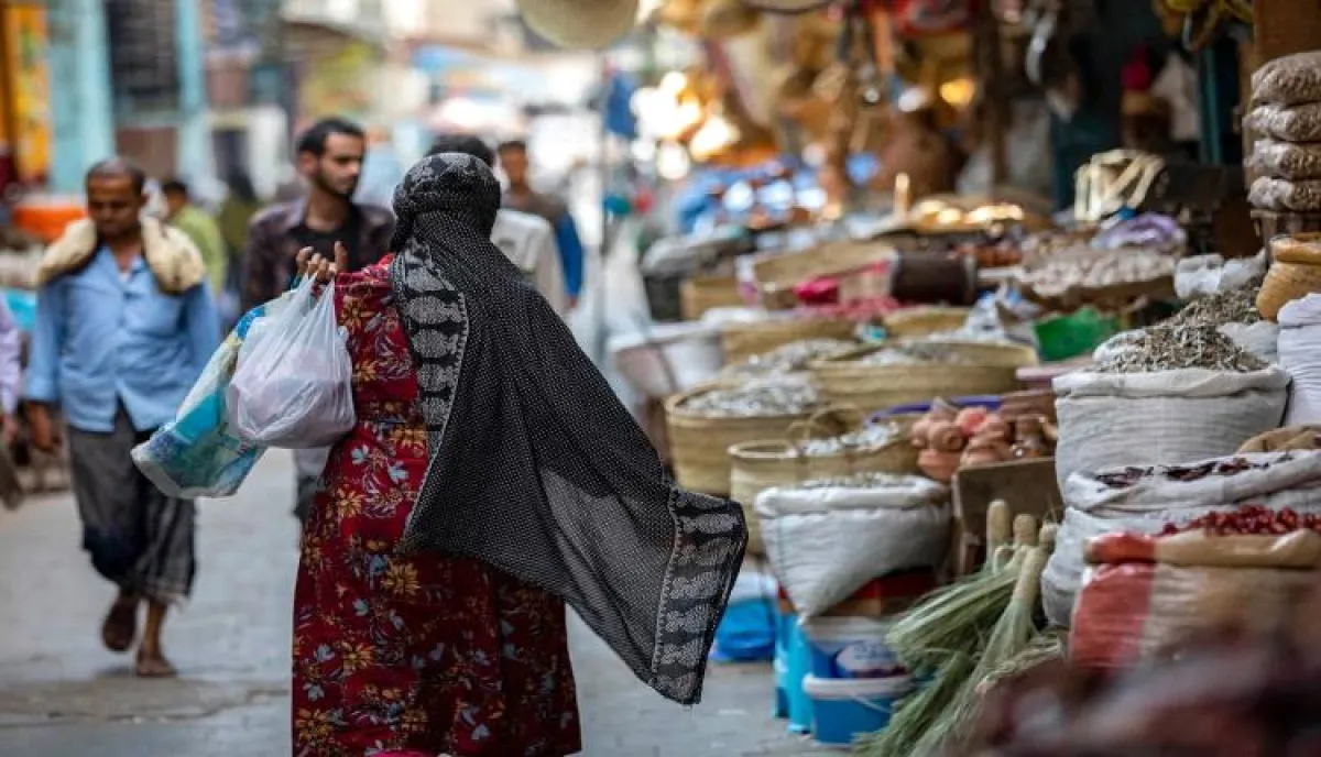 في تعز: 100 ألف ريال لا تكفي لكسوة طفلين.. "سياط الغلاء" وجبايات النقاط تلتهم بهجة العيد