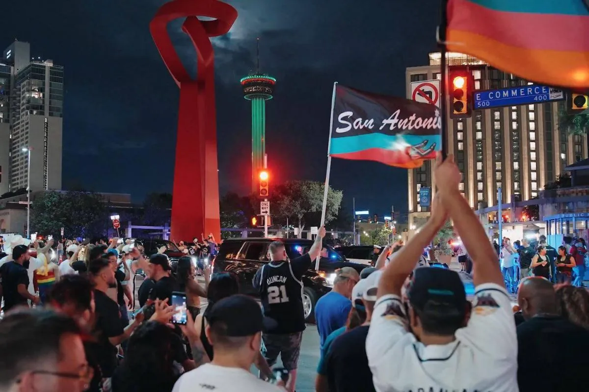 سان أنطونيو تحتفل بانتصار سبيرز وتأهلهم لنهائي NBA بفضل نجمهم الجديد
