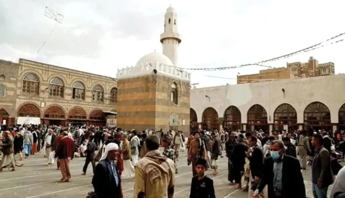 "الكتن" يغلق الجامع الكبير بـ صنعاء.. كيف حوّل العبث الحوثي بيوت الله إلى بؤر للأوبئة والحشرات؟