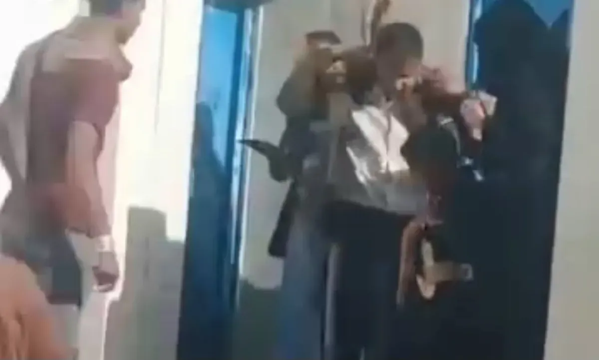 لحظات الرعب.. مأساة أمام قفص الأسود | افتراس في غياب السلامة: لبوة تلتهم يد طفل داخل حديقة الحيوان بصنعاء وتجدد الغضب من "أقفاص الموت"
