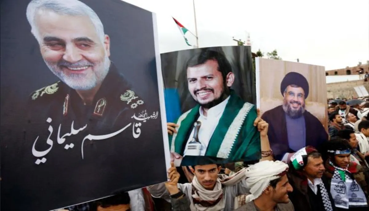 صدى طهران في صنعاء: التزامن المريب | الحوثي يعلن استعداده لتنفيذ أجندة إيران.. واليمنيون يدفعون الثمن