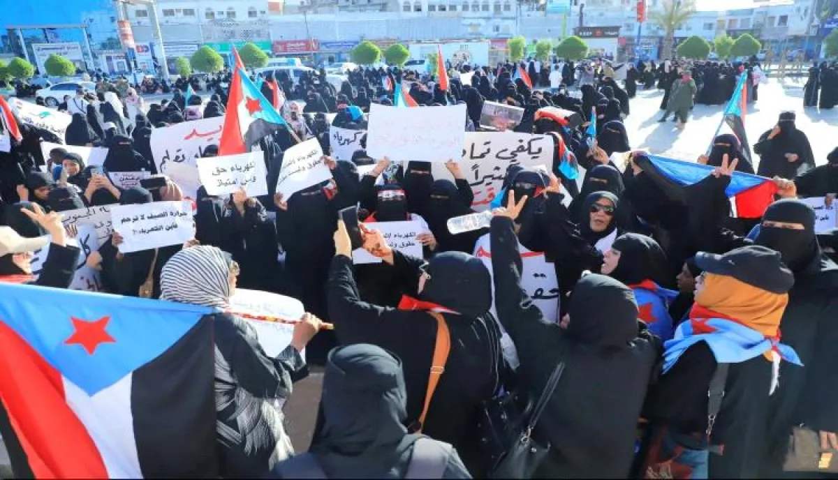 ساحة العروض تصدح بالغضب | عدن تشتعل بالاحتجاجات النسائية.. وقفة غاضبة ضد انهيار الكهرباء والخدمات وتدهور المعيشة