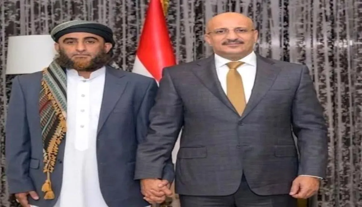 بكلمات تفيض حزناً وفخراً.. طارق صالح ينعى القائد (وحيش): ترجّل عن صهوة التضحية ودماؤه وقود معركتنا