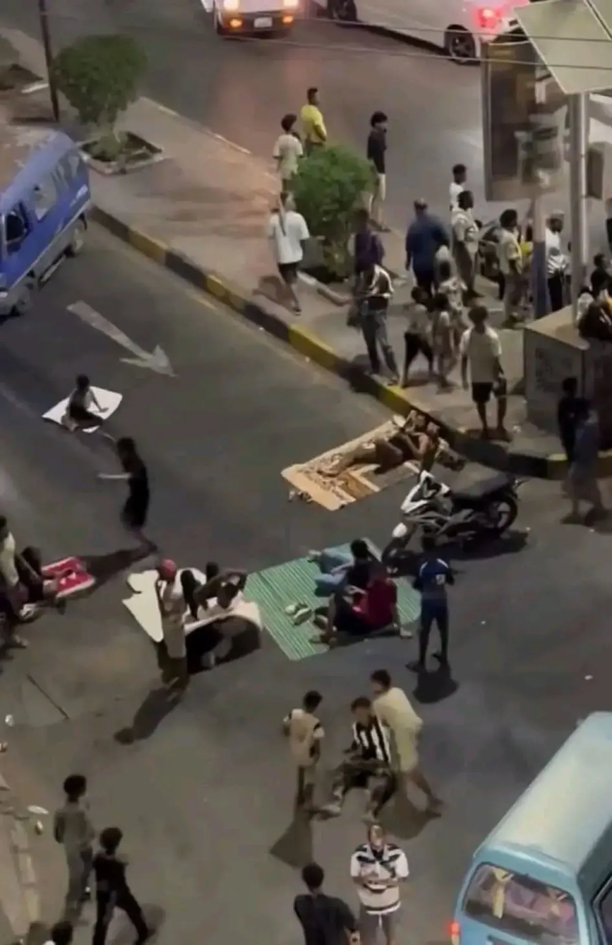شاهد | ليل عدن يشتعل غضباً: احتجاجات عارمة تقطع الشرايين الرئيسية ومواطنون يفترشون الأرصفة هرباً من (أفران المنازل) | صور وتفاصيل