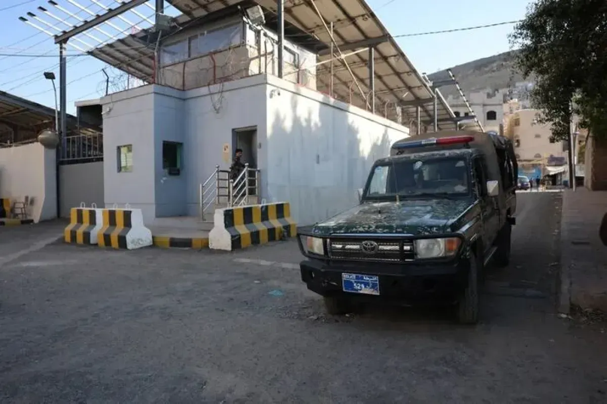 منظمات حقوقية تطالب الحوثيين بالإفراج الفوري عن موظفي الأمم المتحدة والعاملين الإنسانيين